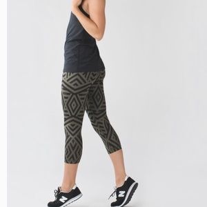 Lululemon Wunder Under Crop II Pants. Size 6